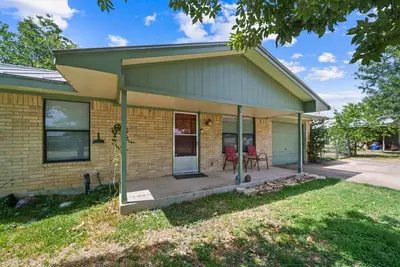 Image de Cozy 3 Bedroom Ranch on Quiet Street Centrally Located in the Hill Country