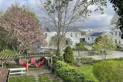 Image de Bright, beautiful 3 bedroom colonial steps away from all the joys of Mystic!