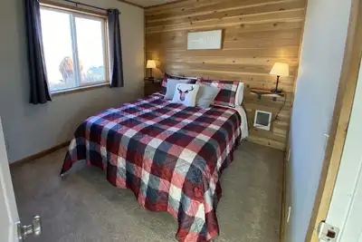 Image de 5 minutes from town, lots of space for pets to run, quiet and private!