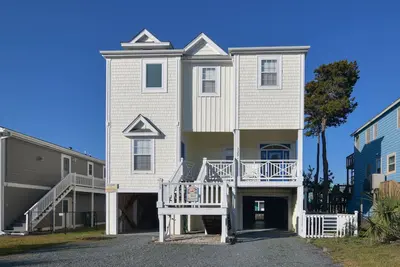 Image de Hobbs Realty - “Fool's Paradise” | Canal Home w/ Dock, 2 Living Rooms & Water Views