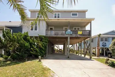 Image de Hobbs Realty - Enjoy \"Southern Comfort\" at it's best in this gorgeous oceanfront home!