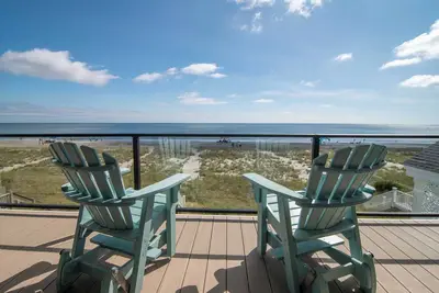 Image de Hobbs Realty - Luxury Oceanfront Home w/Heated Pool, Elevator, and Media Room