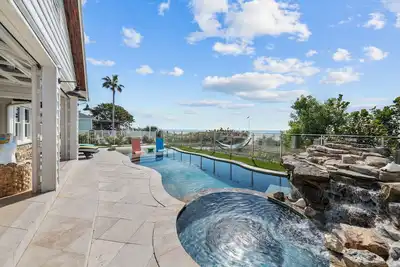 Image de Beachfront cottage with private pool and hot tub!