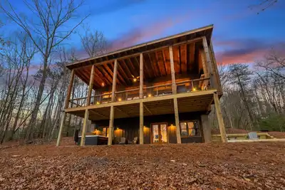 Image de Spring Discount! New Modern Luxury Cabin- Hot Tub, Game Room, Firepit