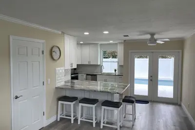 Cute Cottage with pool, 7 minutes 2. 1 miles to Vero's Best Beach, Pet Freindly