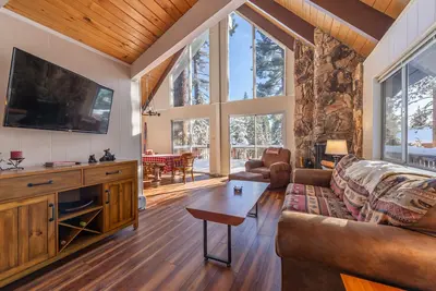 Image de Spacious, newly remodeled, perfect location w/Bbq, Hot Tub, pool table, SmartTV