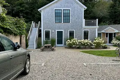 Image de Gorgeous New Renovation with Hot Tub and Parking