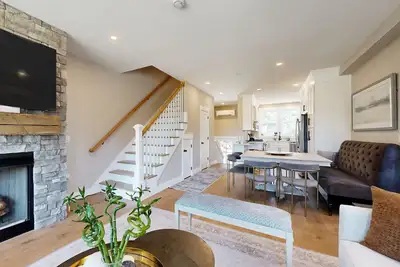 Image de Newly built townhouse steps from downtown, tubing, cross country skiing & golf