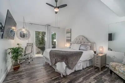 Image de 2br Hidden Gem-Walk To Shops, Trails, and Wedding Venue. Red Rocks > Quick Uber
