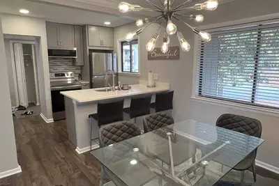 Image de Newly Renovated Modern 3br/2ba Condo on Pinehurst #5 with Lake Views