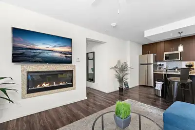 Image de Light Room-Sleek stylish space w\/ private workspace\n\n