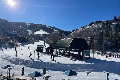 Image de ⛷☃🌹🎄 1 Arrowhead Dr 3 Bedr/3. 5 Bath, Ski In/Ski Out! Community Pool & Hot Tub!