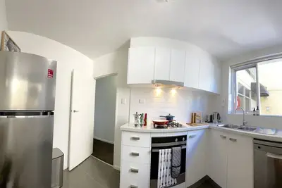 Image de Coastal Haven in Elwood - 5 mins to Beach. Private Courtyard!