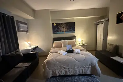 Image de Cozy Studio with Queen Size Bed in Araneta City beside AliMall & Sm