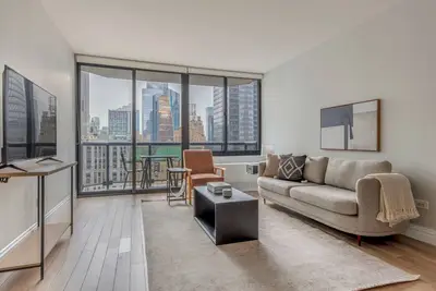 Image de Nice Midtown 2br w/ Doorman & Gym, nr Times Square, by Blueground
