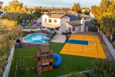 Image de Private Pickleball Court, Movie Room, & Hot Tub!