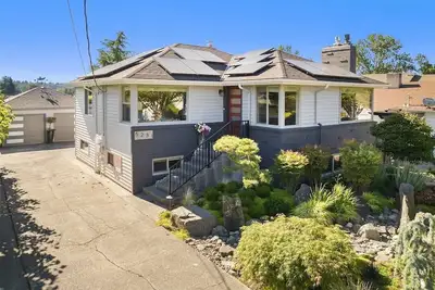 Image de Elegant Home with Lovely Gardens in West Seattle