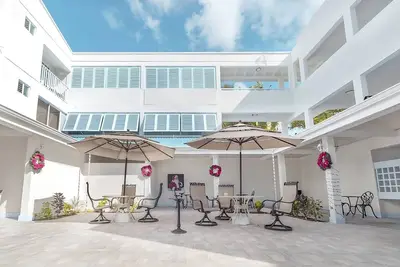 Spacious Unit w\/ Balcony, Free Parking, Outdoor Pool, Close to Maxwell Beach