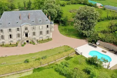 Image de Château de Veullerot, avec ses étangs au coeur de la Bourgogne