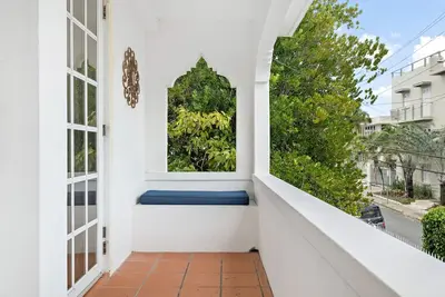 Image de Breezy beach apt, steps to the sand! Full Ac