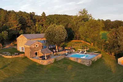 Image de Séjour champêtre : magnifique ferme réhabilitée avec piscine, terrasses et confort moderne à St Étienne Lardeyrol