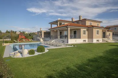 Image de Villa Silvia near PoreÄŤ for 10 people with infinity pool and large playground