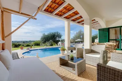 Image de Spacieuse maison avec piscine et vues splendides sur les plaines et l'océan