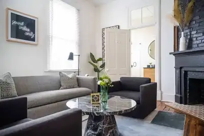Image de Onyx Suite | 1br Retreat in Downtown Chs