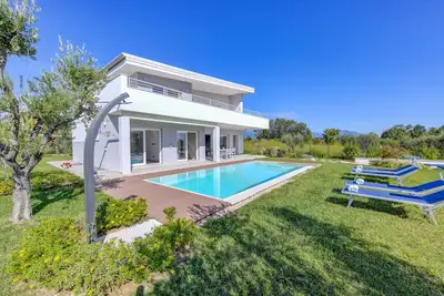 Villa Easy chic in Moniga del Garda with private pool