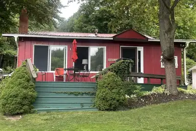 Image de The Bay Cottage has wonderful views of Hamlin lake from its deck 50’ from lake