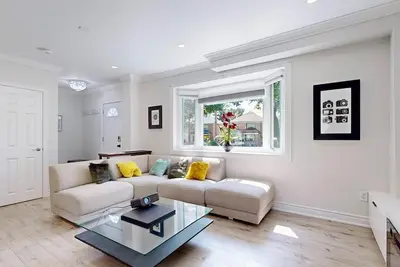 Image de Modern 3 Bedroom 3 washroom @ great location, pet friendly, parking & backyard