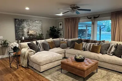 Image de 5 min walk to warehouse district! Hot tub! ! !