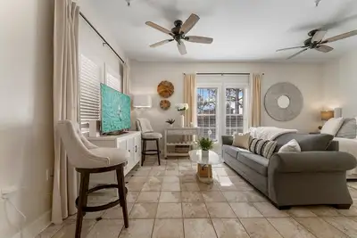 Image de \"Sea Breeze 213\" Sleeps 4-Next to Rosemary Beach
