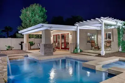 Image de Walk to Old Town! 4br Home + Casita w/ Heated Pool & Spa