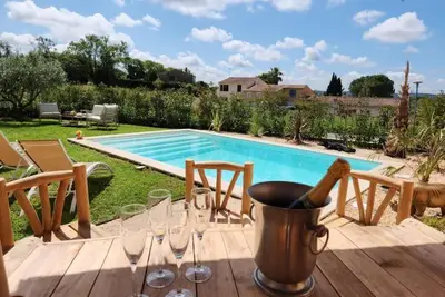 Image de VIlla climatisée - piscine plein sud - calme - Uzès à pied - 6 personnes