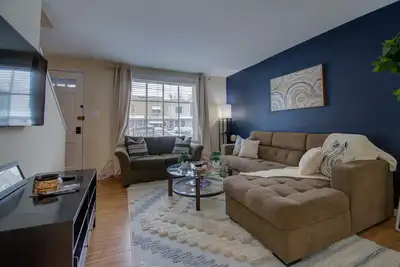 Image de ❃8 Min walk to Metro/Fenced Yard ❃ King Bed❃ Old Town Central Retreat  ❃