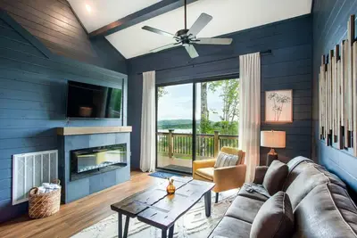 Image de Chalet Amelia -Lake View+HotTub+Fireplace+Arcade!
