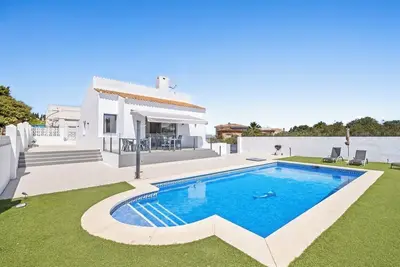 Image de Superbe Villa à El Faro! 400 m de la plage