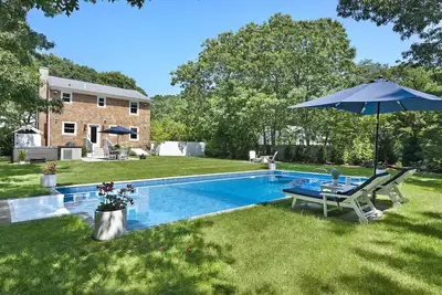 Image de Charming East Hampton Home, Elegantly Furnished with Modern Touches, Close. . .