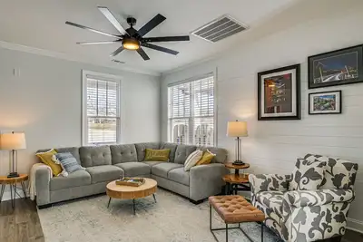 Image de Updated Greenville Home w/ Deck ~ 1 Mi to Downtown