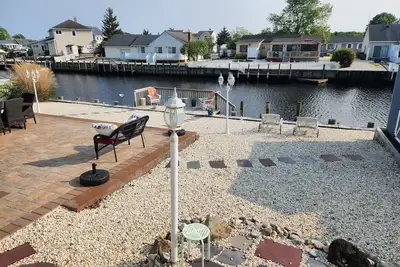 Image de Peaceful shore house on the water!