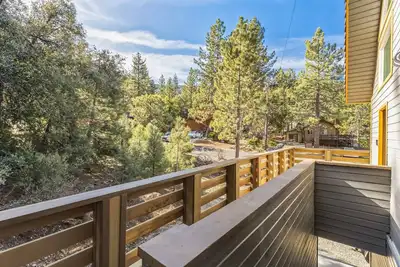 Image de Tranquil Pine Mountain Retreat by RedAwning