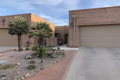 Image de Garden Home with Mountain & Desert Views by RedAwning