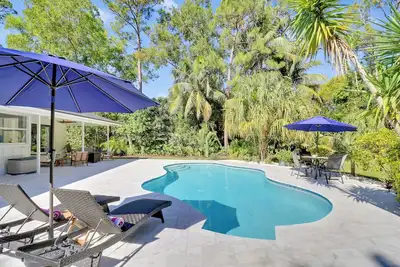 Tropical Paradise in Jupiter Farms with Heated Pool and bocce court, sleeps 7