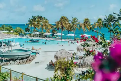 Image de ¨Piscine extérieure, jardin et terrasse avec vue sur la mer et le Diamant.