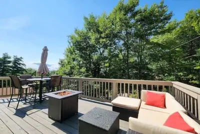Image de Mountainside chalet with a sauna and beautiful views near Lake Winnipesaukee Nh!