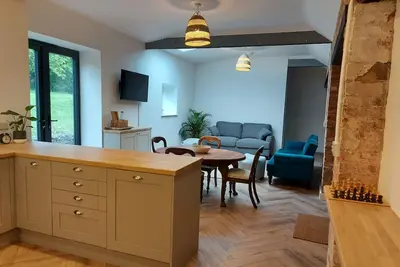 Image de Dépendance-Moderne-Salle de bain privée séparée-Vue sur Jardin