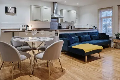 Image de Appartement-Appartement-Salle de bain et douche-Vue sur Rue-Grange Lane