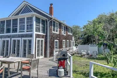 Image de Peaceful waterfront oasis with generous patio & amazing views - near beaches