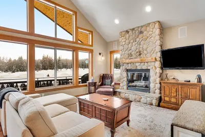 Image de Walk-to-lifts chalet with hot tub, mountain views, & fire pit - dog-friendly